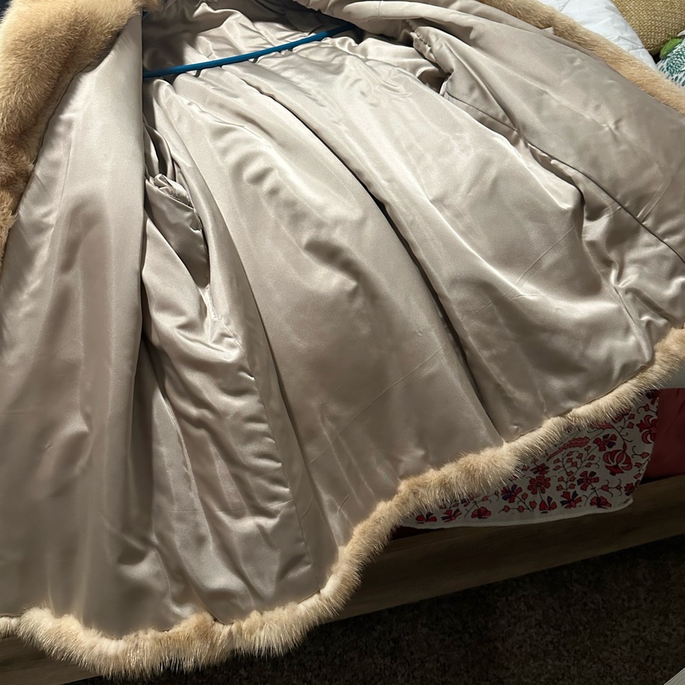 Luxurious Tan Faux Fur Coat with Matching Hat - Picture 5 of 15